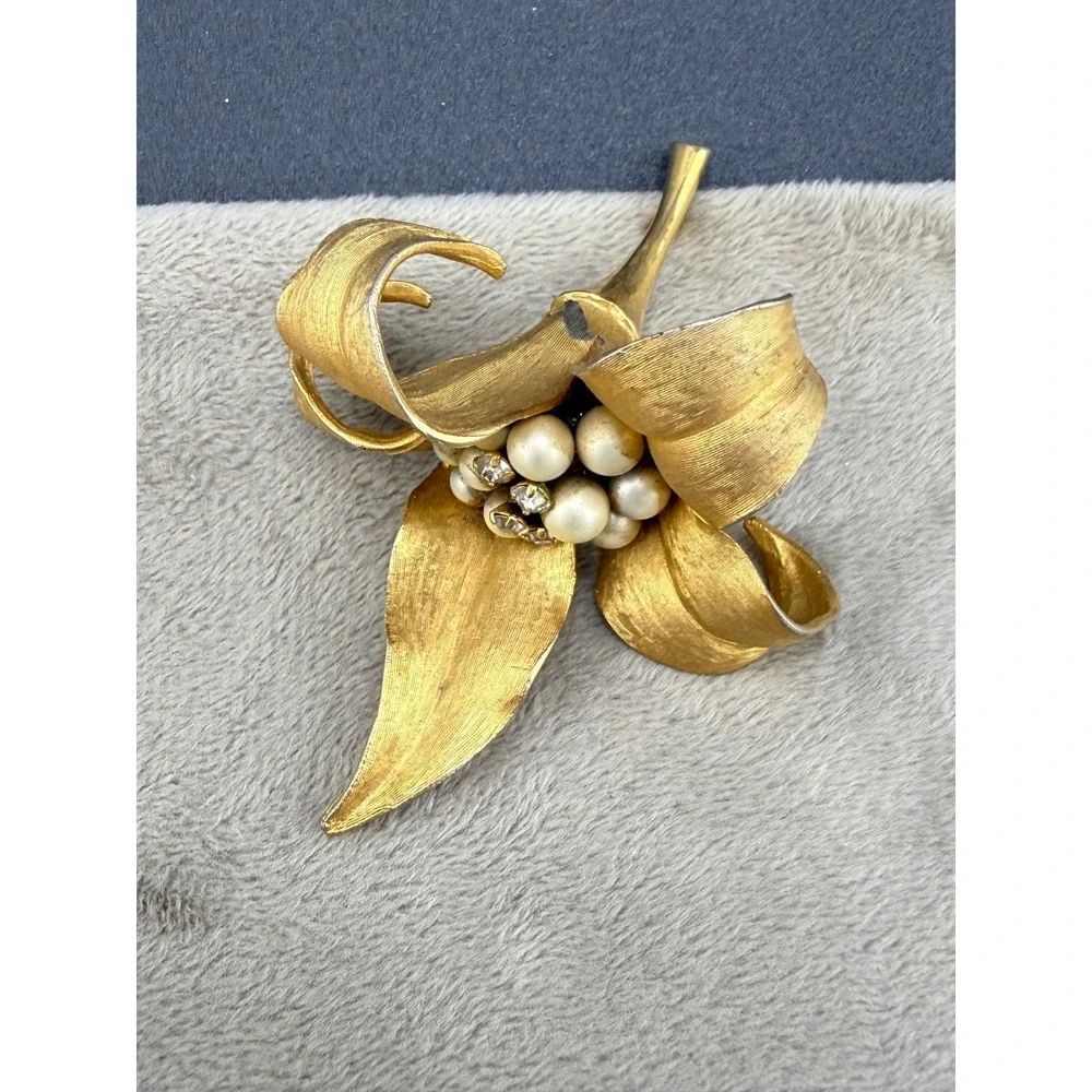 Vintage Kramer Flower‎ Brooch Rhinestone Faux Pearl Gold Tone Flower Signed